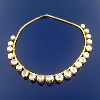A graduated moonstone necklace the circular cabochons suspend from a