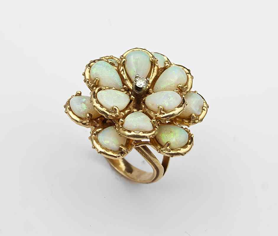 14K OPAL DIAMOND FLOWER RING 14K yellow gold ring contains