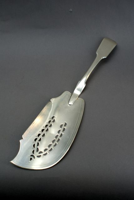 A sterling silver fiddle pattern fish slice by George Ferris