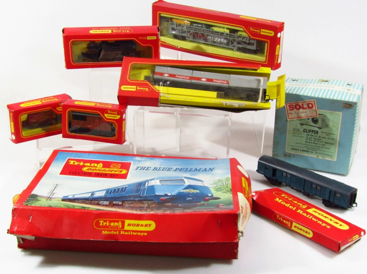 Various Tri ang 00 gauge railways etc to include a