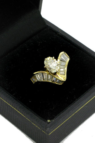 DIAMOND AND 14K GOLD RING WITH APPRAISAL set with an