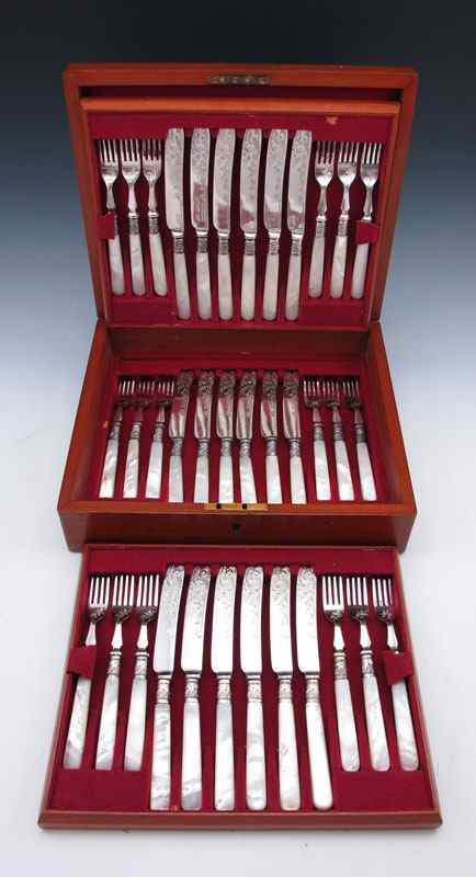 MOTHER OF PEARL HANDLE FISH SET IN PRESENTATION BOX William