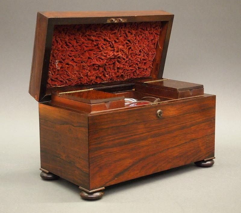 English Rosewood tea caddy An early 19th century English Rosewood