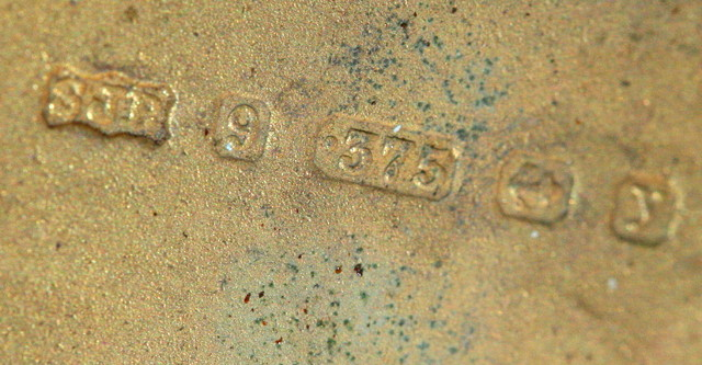 A 9CT GOLD MATCH HOLDER with engine turned decoration 2