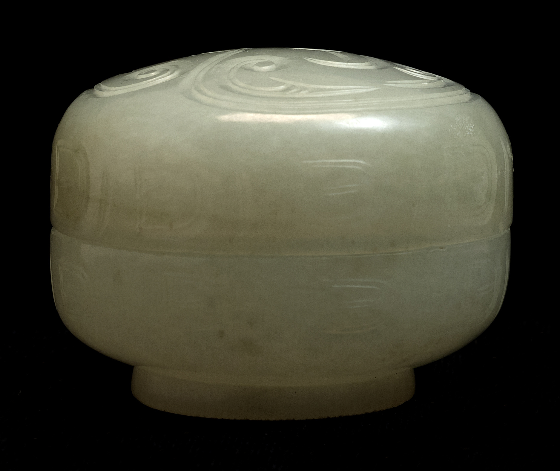 CELADON JADE COVERED BOX 20th CenturyIn circular form with phoenix