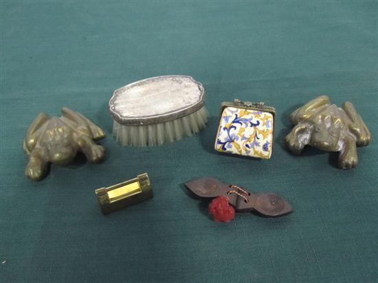 GROUP OF SMALL DECORATIVE ITEMS Pair of bronze frogs L