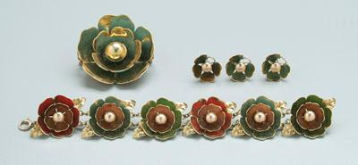 Gold retro jewelry suite five pieces matching cupped floral motifs