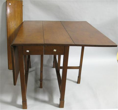 CHIPPENDALE STYLE DROP LEAF EXTENSION TABLE The rectangular top with