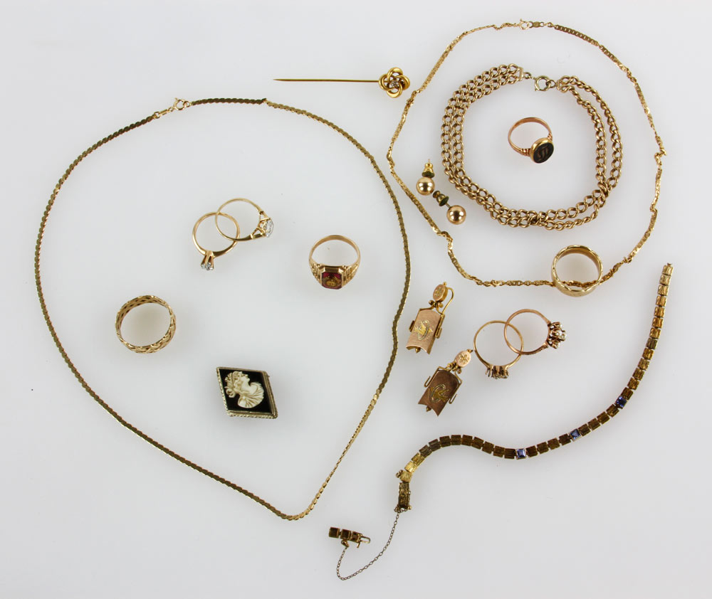 1099 Lot of Yellow Gold Jewelry Lot of yellow gold