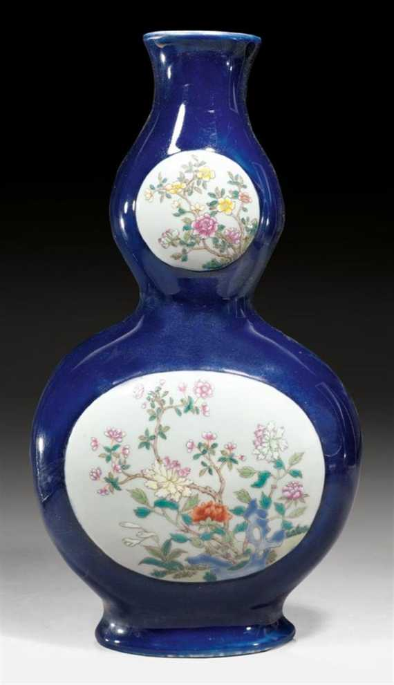 A PAIR OF WALLVASES IN DOUBLE GOURD SHAPE WITH FLOWER