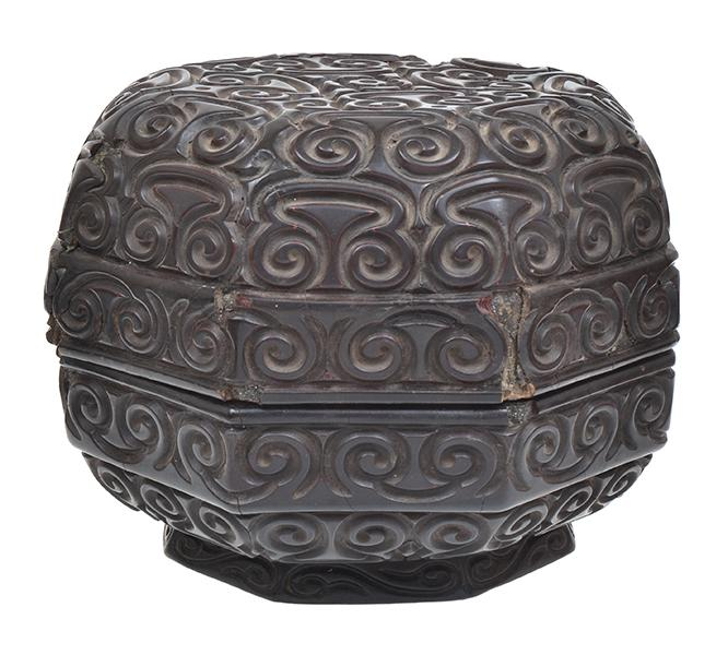 A CHINESE BLACK TIXI GURI LACQUER OCTAGONAL BOX AND COVER