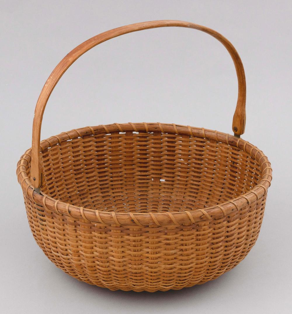 NANTUCKET BASKET 20th Century Round with swing handle An older