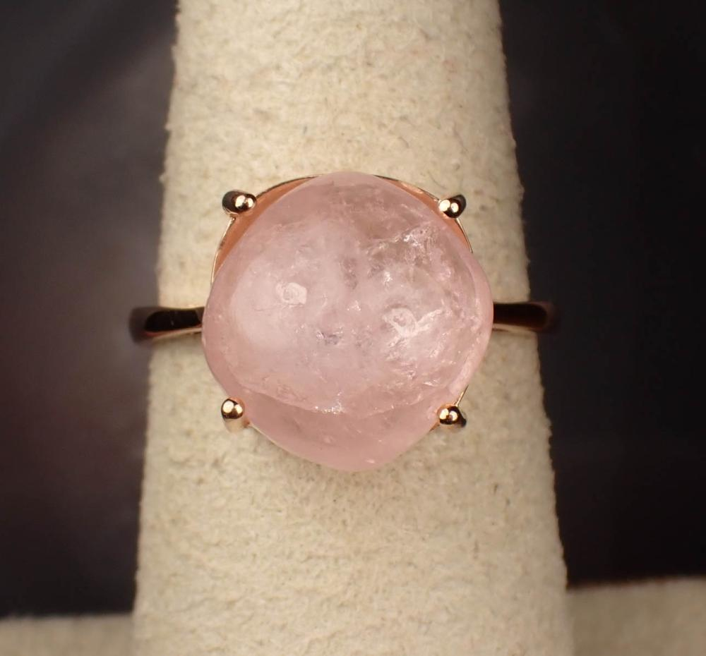 ROSE QUARTZ AND FOURTEEN KARAT ROSE GOLD RING The solitaire