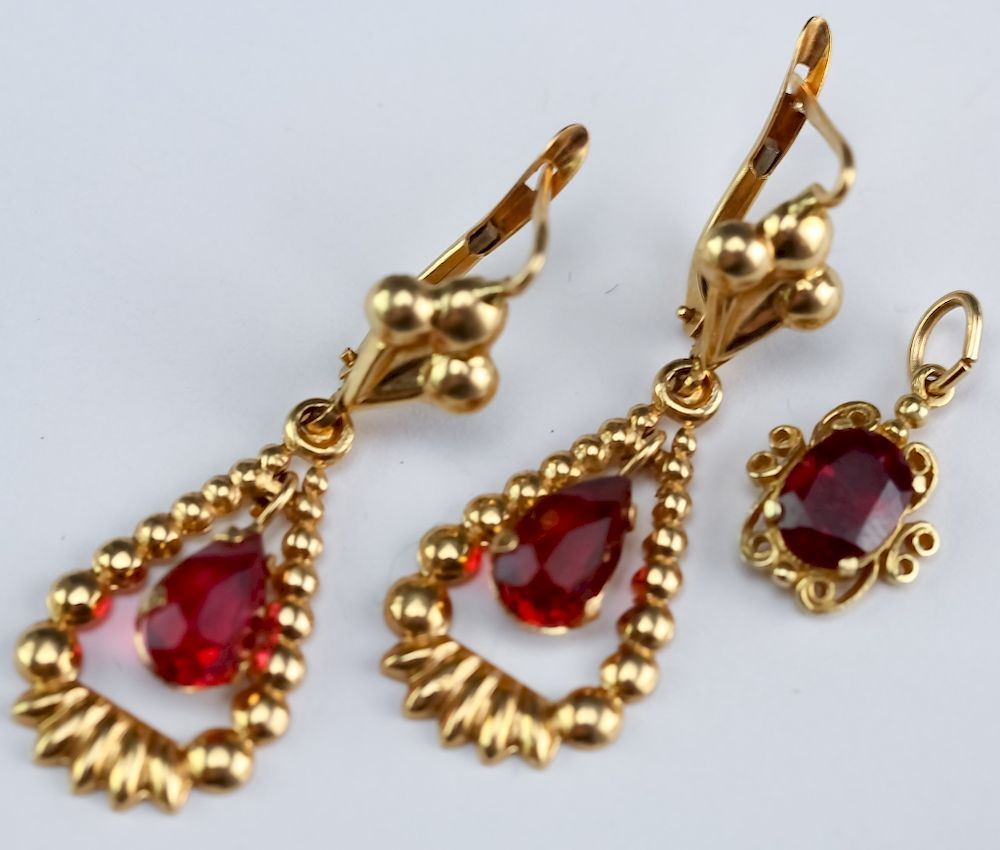 Vintage 14K Yellow Gold Pendant Drop Earrings Features a pair