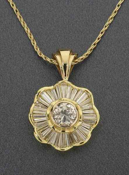 18K gold and diamond pendant featuring a central round brilliant