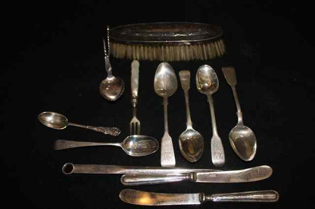 A SMALL COLLECTION OF SILVER TEASPOONS silver handled knives a