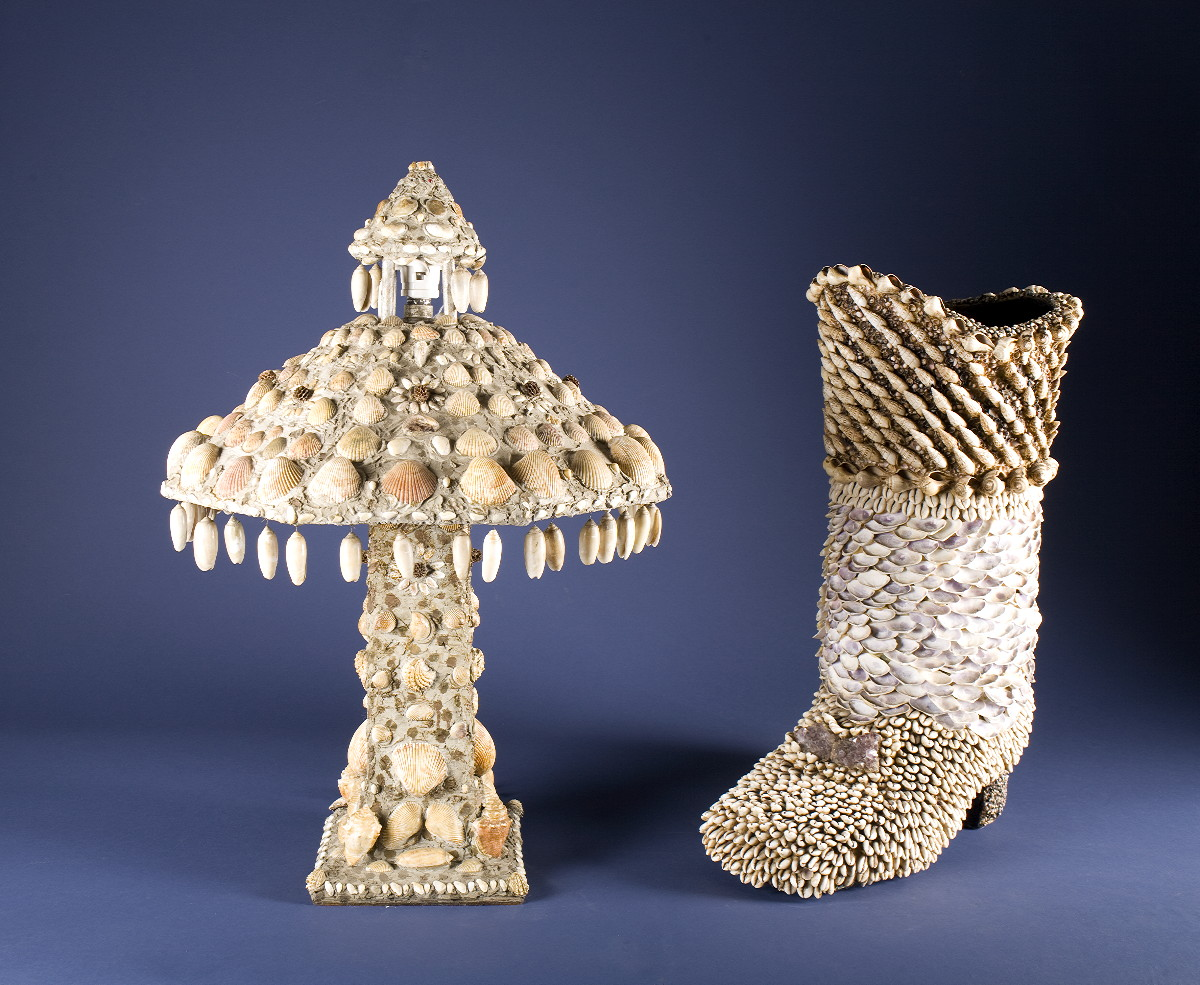SHELLWORK TABLE LAMP NINETEENTH CENTURY The base and shade applied