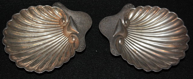 A PAIR OF SILVER SCALLOP SHELL SHAPED ASHTRAYS London 1895