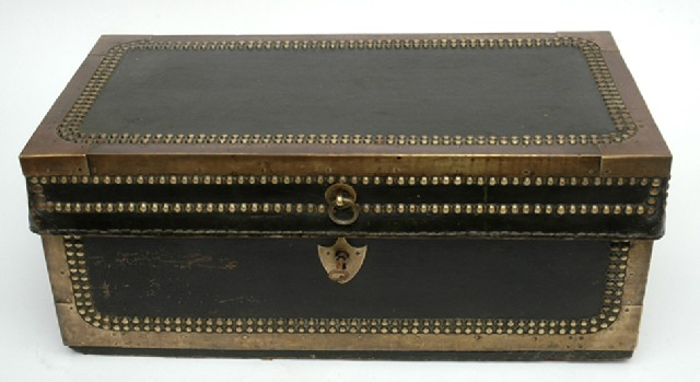 AN EARLY 19TH CENTURY LEATHER COACHING TRUNK The hinged rectangular