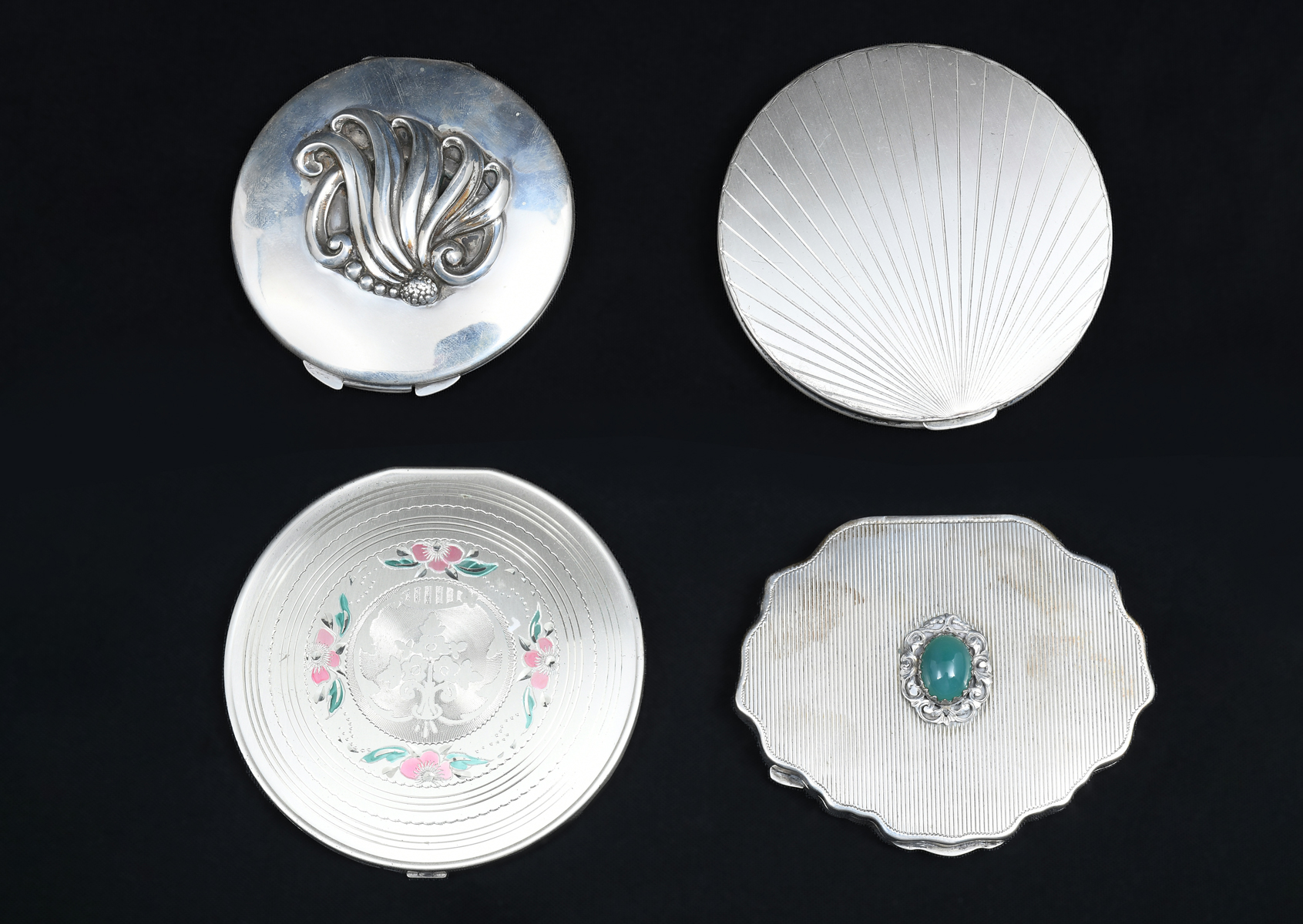4 VINTAGE SILVER COMPACTS Comprising 1 800 silver compact with