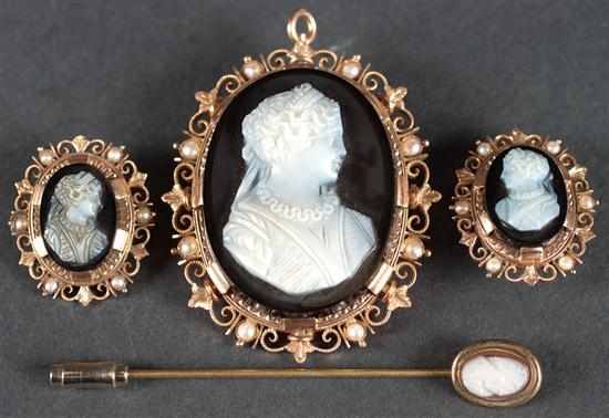 Assorted Victorian unmarked rose gold and black agate jewelry 1