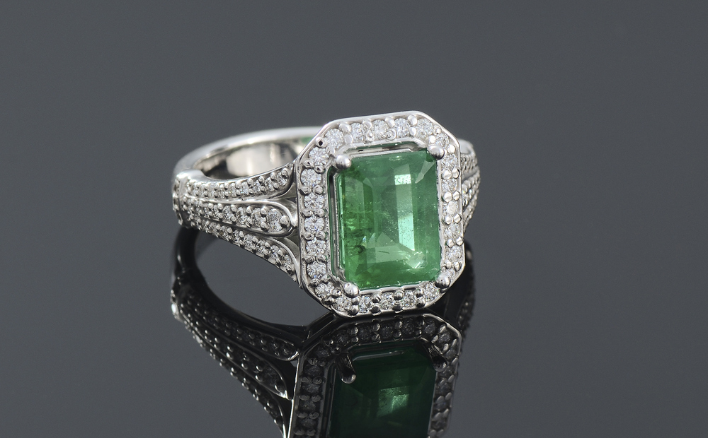 EMERALD DIAMOND RING 14K white gold ring centering a 2