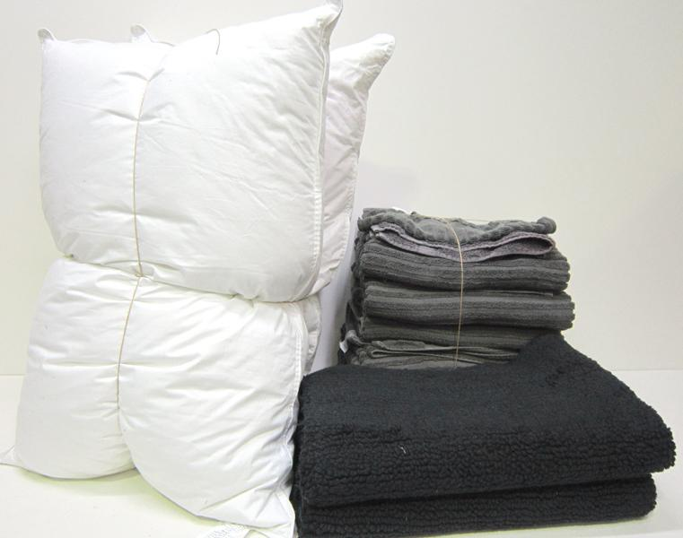 A VARIETY OF HOMEWARES INCLUDING TOWELS MATS AND PILLOWS A