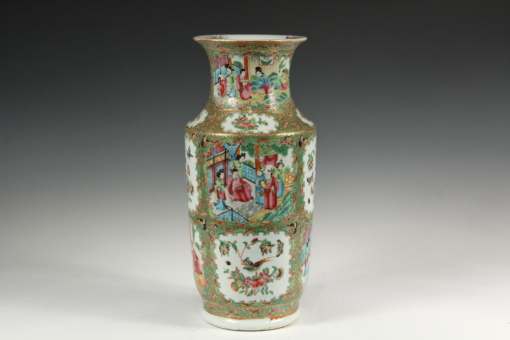 CHINESE EXPORT VASE Large Rose Medallion Baluster Vase with rounded