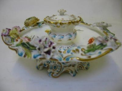 AN EARLY VICTORIAN PORCELAIN INK STAND of shaped circular form