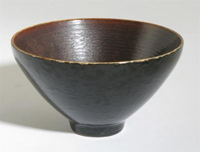 A Wedgwood earthenware bowl by Norman Wilson on small ribbed