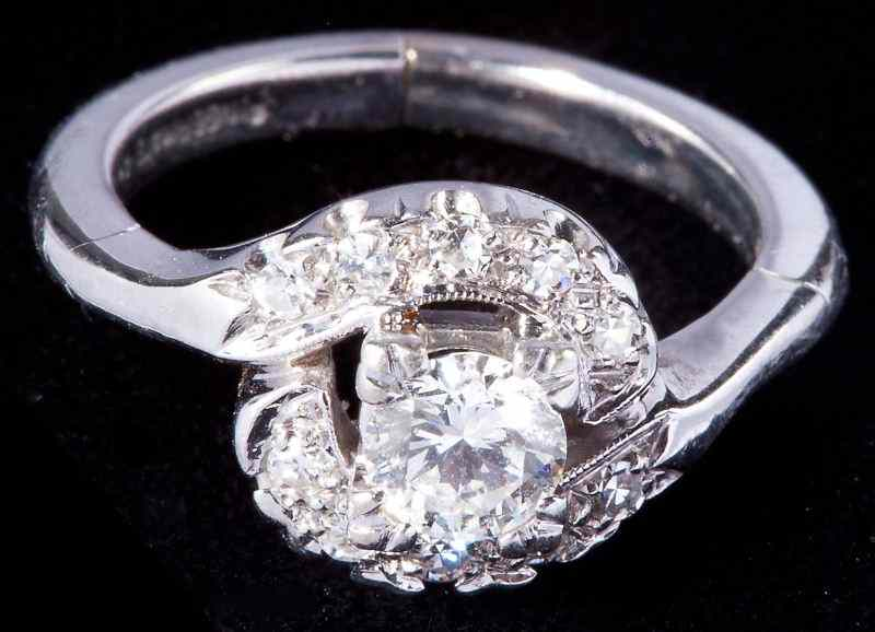 Diamond Bypass Solitaire Ringcentering on one fine round brilliant cut