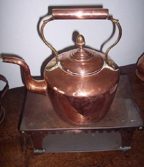 A copper kettle the circular lid with acorn finial 31cm