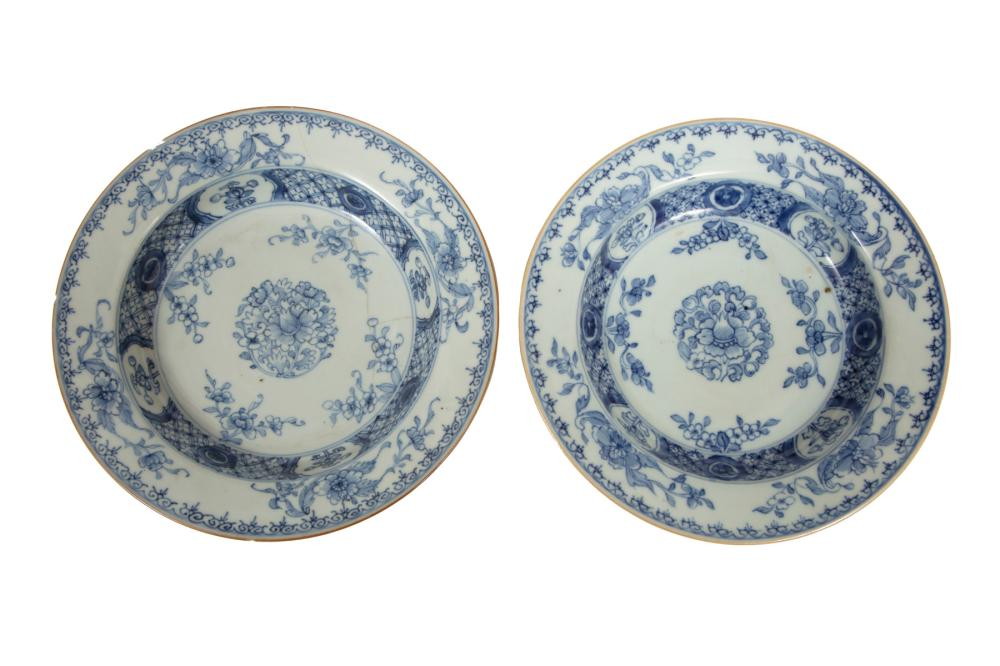 CHINESE EXPORT BLUE AND WHITE PORCELAIN BOWLSPair of Chinese Export