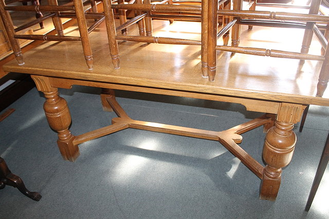 AN EDWARDIAN LIGHT OAK RECTANGULAR DRAWER LEAF DINING TABLE on
