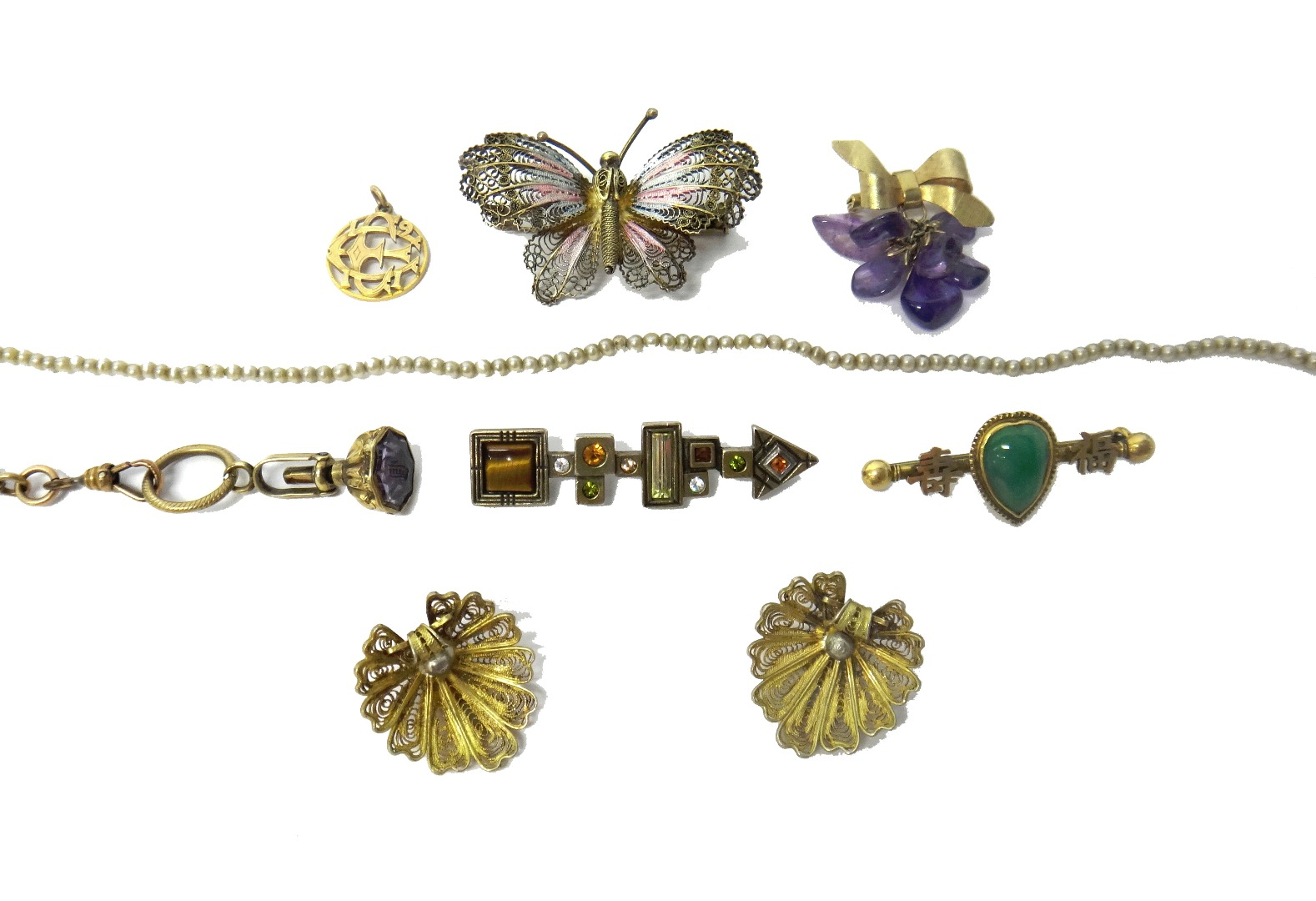 A Chinese gold and jade set single stone bar brooch