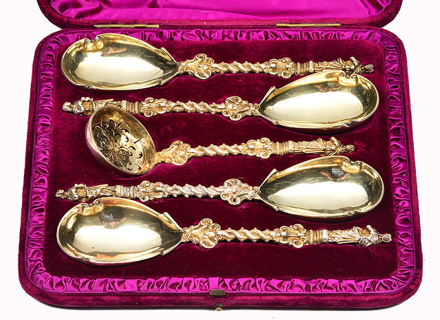 A CASED SET OF VICTORIAN SILVER GILT SERVING SPOONS AND