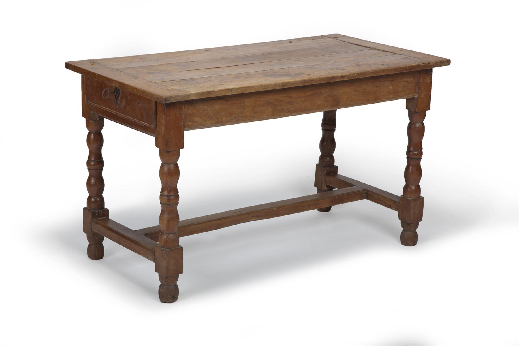 CONTINENTAL TABLE Nineteenth century maple and pine Stretcher base table