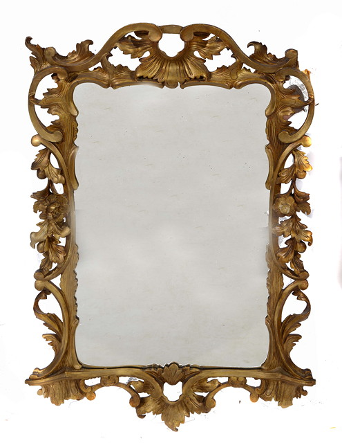 AN 18TH CENTURY STYLE CARVED GILTWOOD HANGING WALL MIRROR with