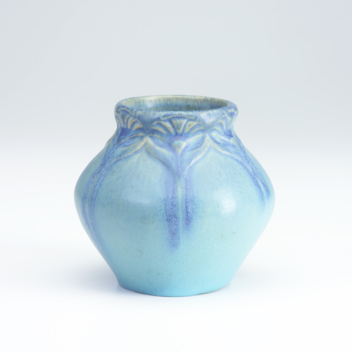 VAN BRIGGLE Bulbous vase 1908 11 crisply embossed with stylized