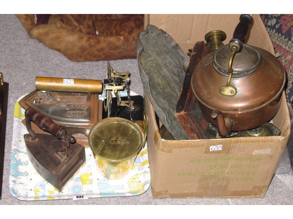 Lot comprising a tray and a box of assorted brass