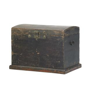 CHINESE PAINTED TRUNK Hinged top with plain interior China late