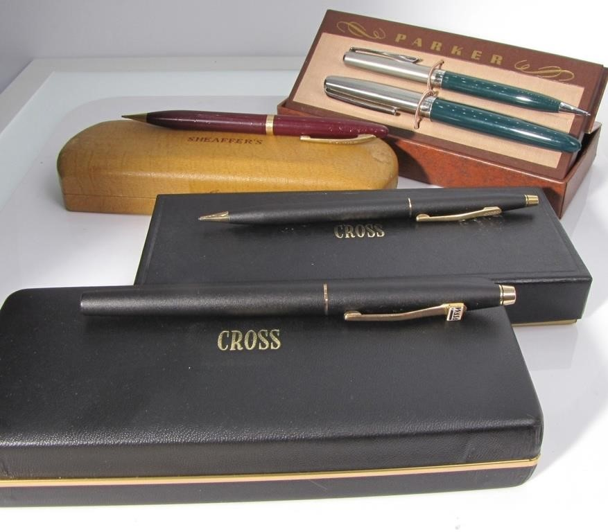 Vintage pens and pencils in boxes including Parker 21 fountain