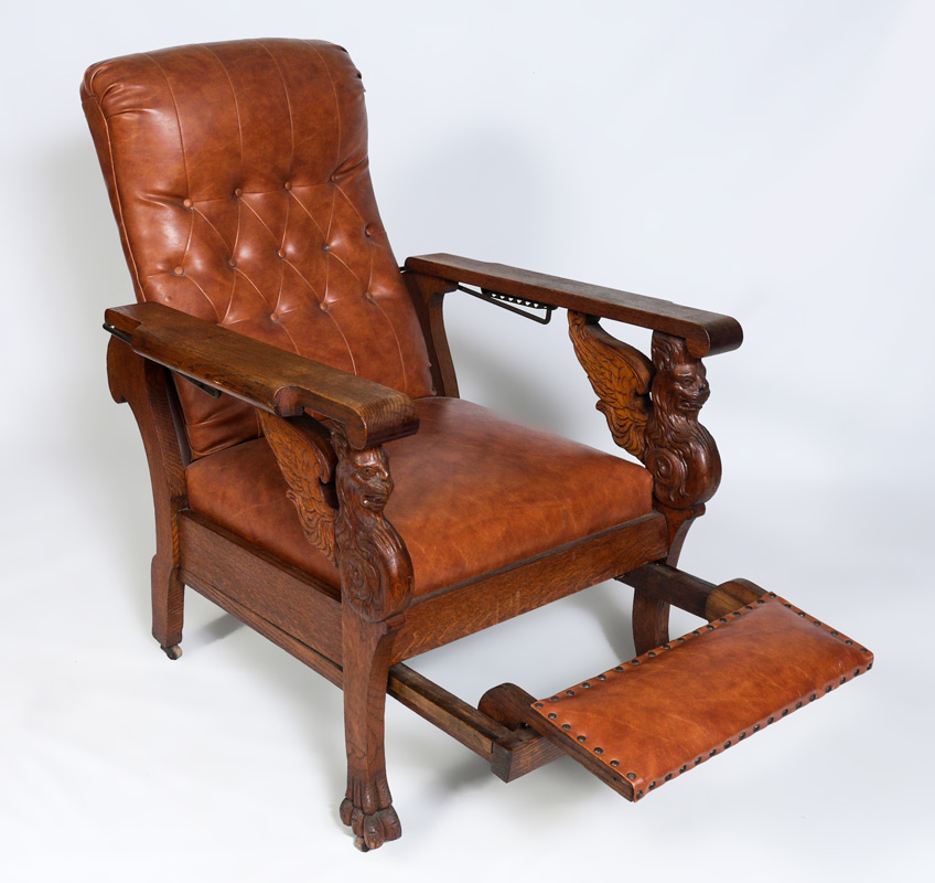 CARVED MORRIS STYLE AMERICAN OAK RECLINING CHAIR Early 20th century