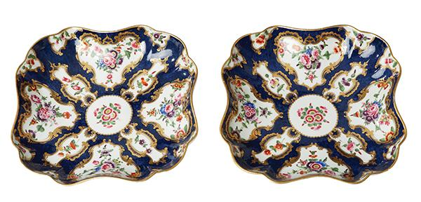 A PAIR OF WORCESTER DR WALL PORCELAIN DISHES CIRCA 1770