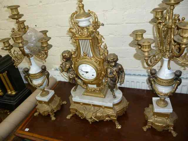 A CONTINENTAL STYLE GILT METAL MANTEL CLOCK GARNITURE DE CHEMIN