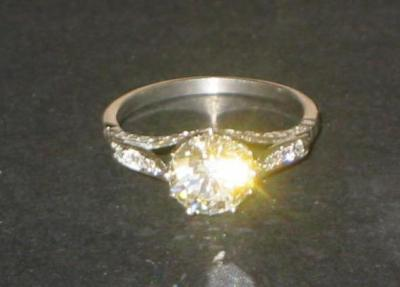 A SOLITAIRE DIAMOND RING the brilliant cut stone approximately 1