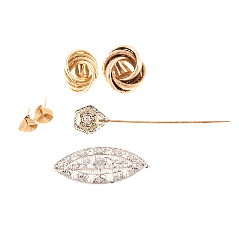 A Selection of Ladies Vintage Jewelry in Gold 1 14K