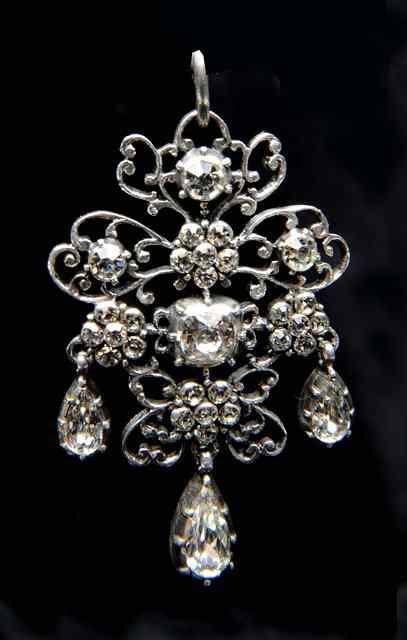 A VICTORIAN SILVER AND WHITE PASTE PENDANT small paste set