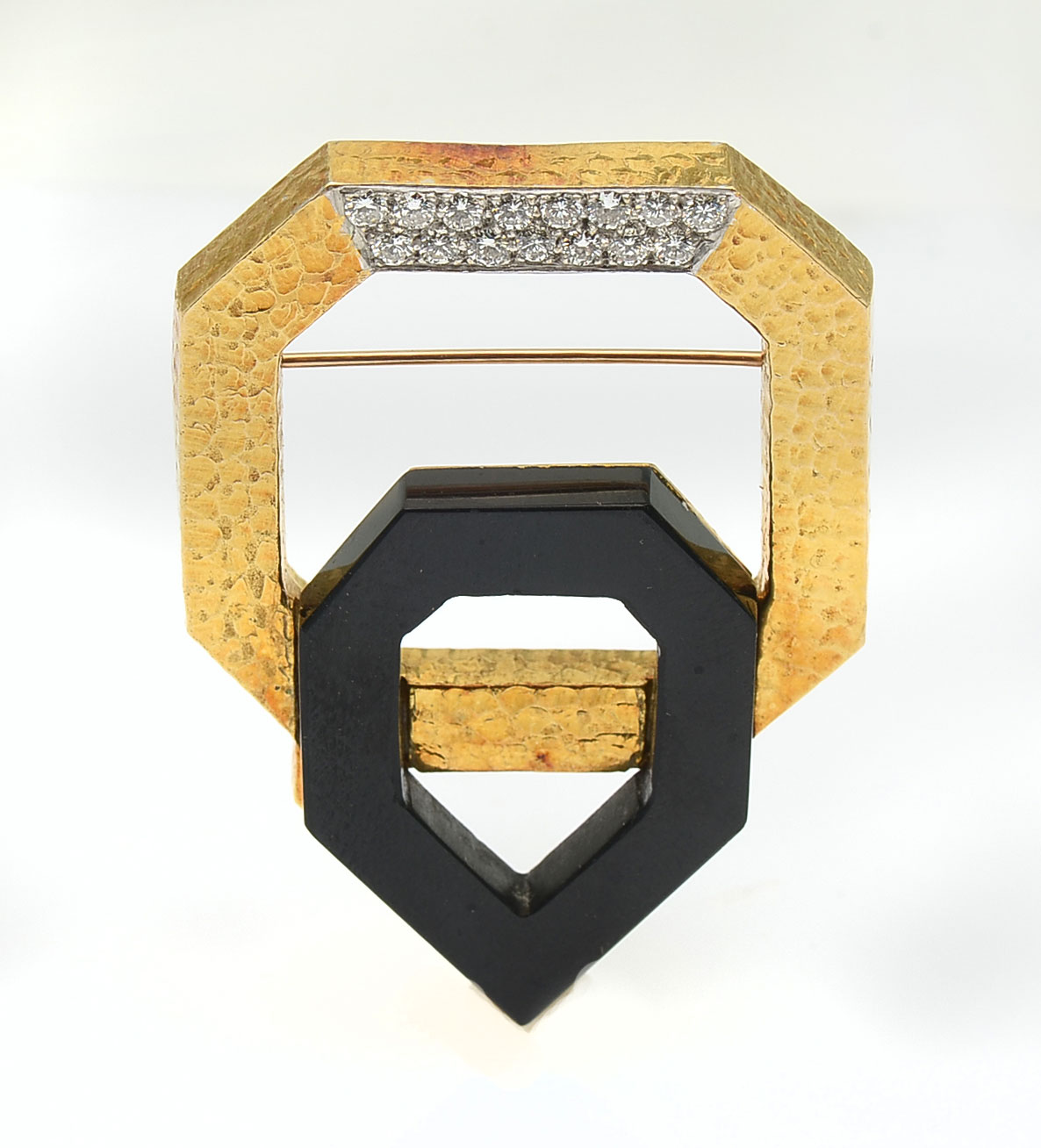 18K DIAMOND ONYX BROOCH 18K yellow gold hammered geometric design