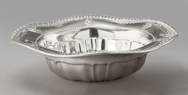 Wallace Sterling Silver Rose Point Circular Fruit Bowl the pattern